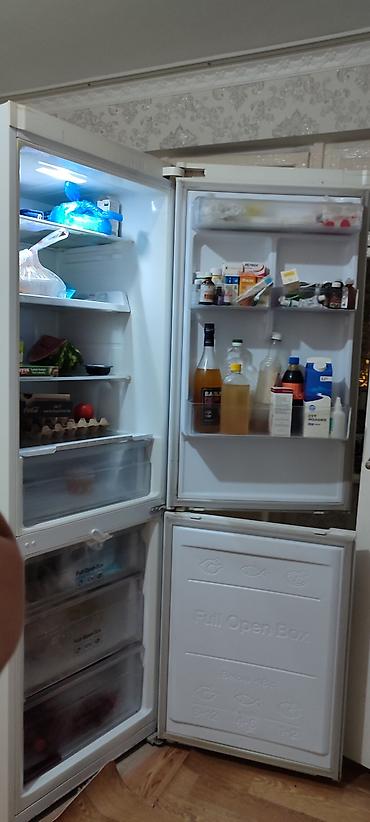 mini refrigerator: Холодильник Samsung, двухкамерный, белый, с нижней морозильной — 4