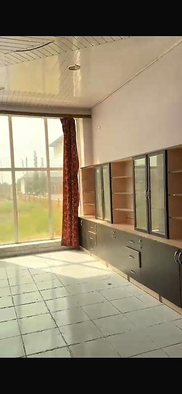 pub da is elanlari: İri vitrin şüşələri və daxildə bölmələrdən ibarət kommersiya məkanı — 5