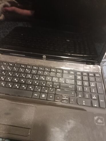 Казаны: HP brendinin qara rəngdə noutbuku. Bu noutbuk geniş displeyə və tam