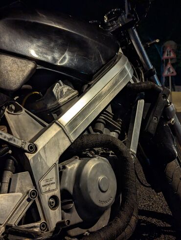 Мотоциклы: Мотоцикл с классическим дизайном, выполненный в черном цвете. Оснащен — 5