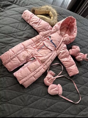 Верхняя одежда: Детский зимний комбинезон Moncler нежно-розового цвета. Комбинезон