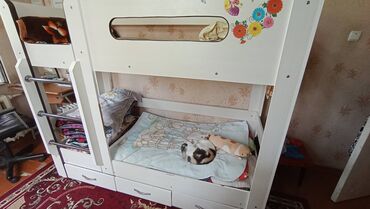 Детские кровати: Продаётся детская двухъярусная кровать с выдвижными полками в хорошем