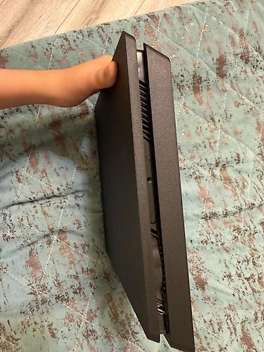 plastation 4 slim: Sony PlayStation 4 Slim konsolu - Rəng: qara, kompakt “Slim” korpus - — 9