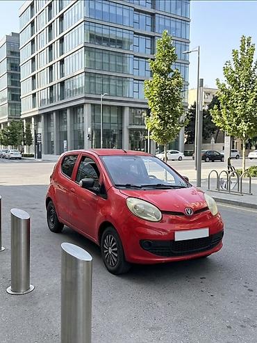 mini karavan: Şəhər üçün kompakt hetçbek – qırmızı rəngdə 5 qapılı. Texniki və — 3