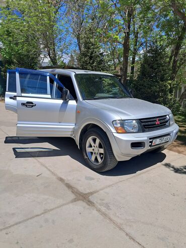 Mitsubishi: Продается внедорожник Mitsubishi Pajero серебристого цвета. Этот