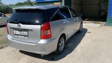 машина на свадьбу: Автомобиль Toyota Wish серебристого цвета, представленный на фото