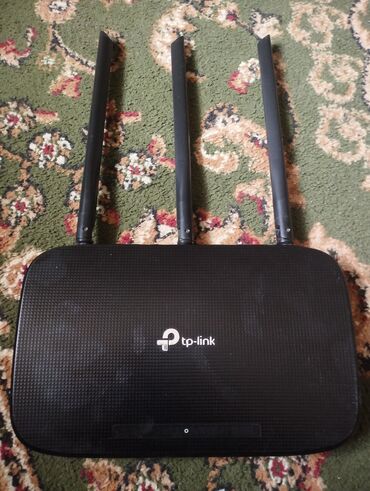 Модемы и сетевое оборудование: Wi-fi роутер tp-link с тремя антеннами черный дальность высокая. Почти