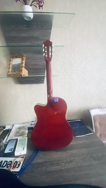 klassik gitara: Klassik akustik gitara – kəsikli (cutaway) korpus Üstnde çanta ve — 2