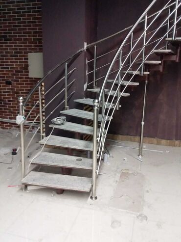 Pilləkən məhəccərləri: Qara metaldan hazırlanmış, müasir üslubda pilləkən. Pilləkənlər daxili — 6