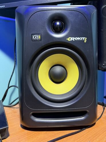 Akkordeonlar: KRK Systems tərəfindən istehsal olunan qara rəngli Rokit 6 Powered