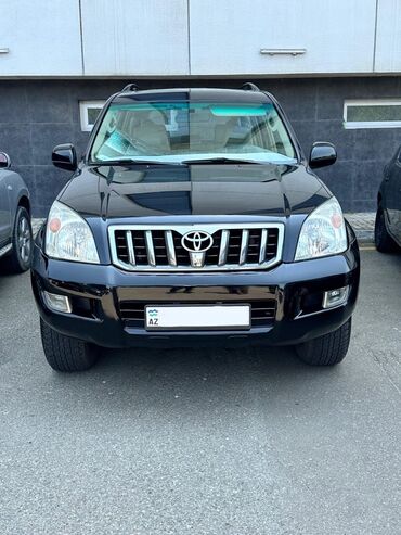 Ön hissəsində şaquli xrom barmaqlıqlı, mərkəzində Toyota emblemi olan