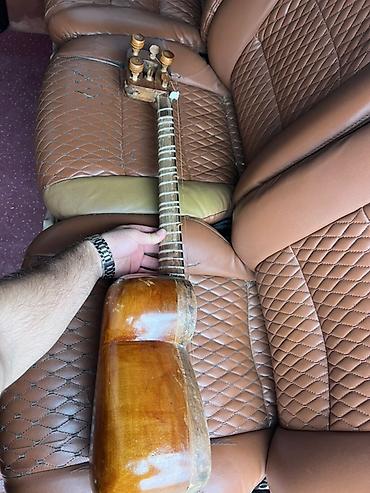 deri çanta: Satılır tar aləti. Milli simli musiqi alətidir. Şəkillərdə göründüyü — 3