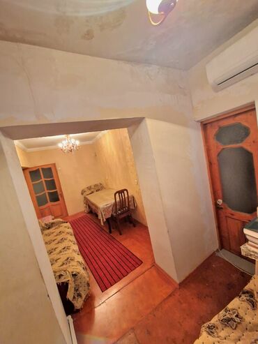 Kommersiya daşınmaz əmlakının satışı: Satılır: 1 mərtəbəli binanın altında yerləşən, ayrıca girişi olan — 1