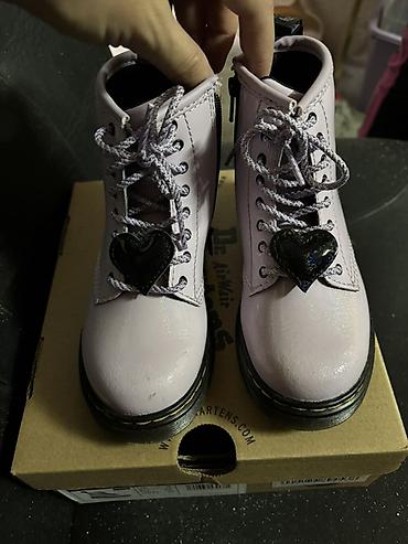 crne elegantne sandale: Dr. Martens 1460 Shimmer Heart Junior – dečje čizme, broj 27. - — 3