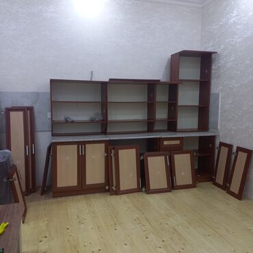 Mətbəx mebeli: Tecili satilir. 5 sekciyali metbex mebeli, yaxşi veziyyetdedir