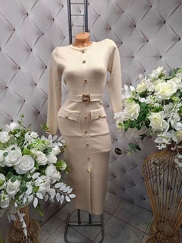 Elegantna ženska pletena haljina sa dugim rukavima i srednjom dužinom