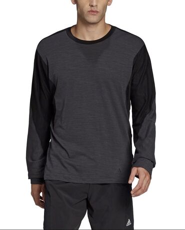 мужской футболки: ADIDAS. Вставки в тон придают размер этой футболке с длинными