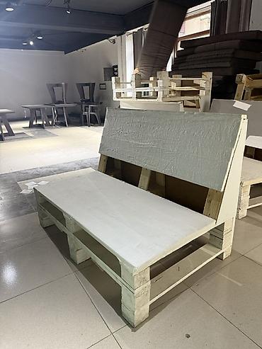 divan kafe: Palet əsaslı yumşaq oturacaq/divan - Konstruksiya: Ağ rəngdə boyanmış — 2