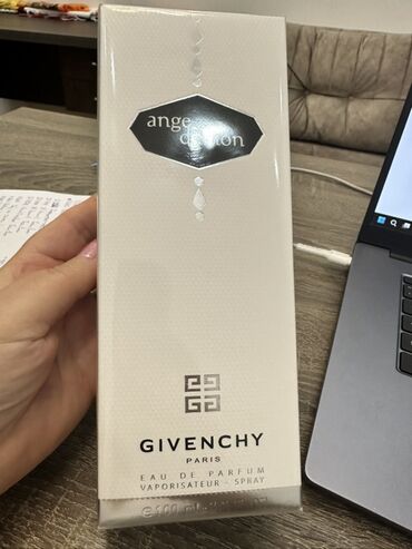 Givenchy brendinin "Ange Ou Demon" ətir suyu. Bu ətir suyu zərif və