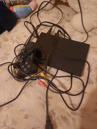 телефон флай нимбус 1: Sony PlayStation 2 oyun konsolu qara rəngdə, bir ədəd DualShock