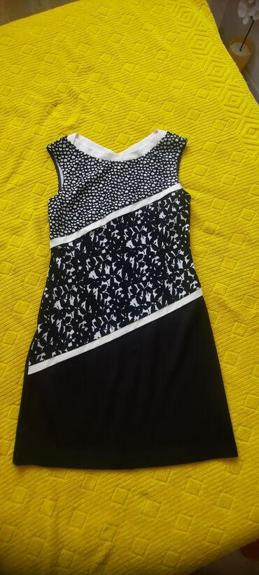 haljina spamukspandexkopcanje sa strane rajfeslus: Prelepa crno bela haljina koja može sa se nosi i preko haljine,sa