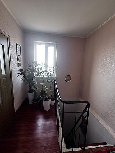 Продажа коттеджей и домов: Продаётся двухэтажный дом с участком 4 сотки. В городе Чолпон-Ата — 10