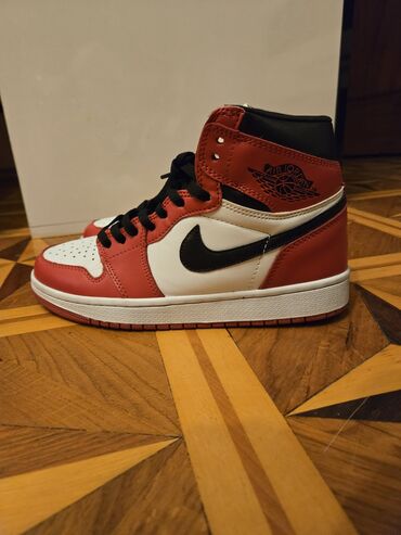 kisi ucun botlar: Original Nike Air Jordan 1 Retro High OG qırmızı rəngi satılır, bir