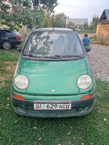 матизге алмашам: Зеленый хэтчбек Daewoo Matiz, компактный автомобиль, предназначенный