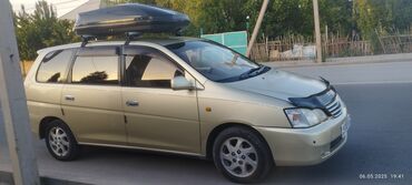 honda двигатели: Семейный минивэн Toyota Гайя золотистого цвета. На крыше установлен