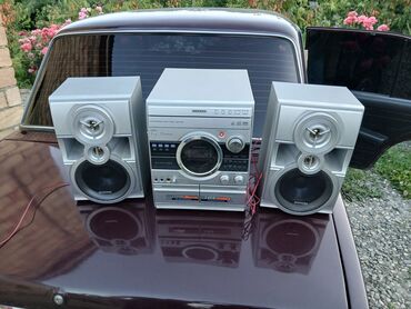 Musiqi mərkəzləri: Gümüşü rəngdə olan, Kenwood firmasının istehsalı olan musiqi mərkəzi