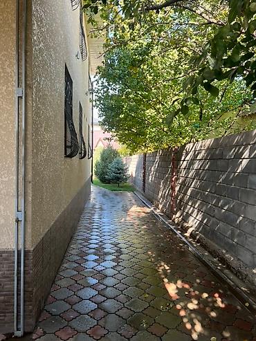 Продажа коттеджей и домов: Просторный двухэтажный дом с ухоженным зеленым участком. - — 27