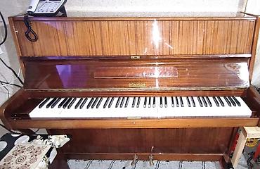 instrumentlər: Alman istehsalı taxta korpuslu pianino, klassik dizaynda — 1