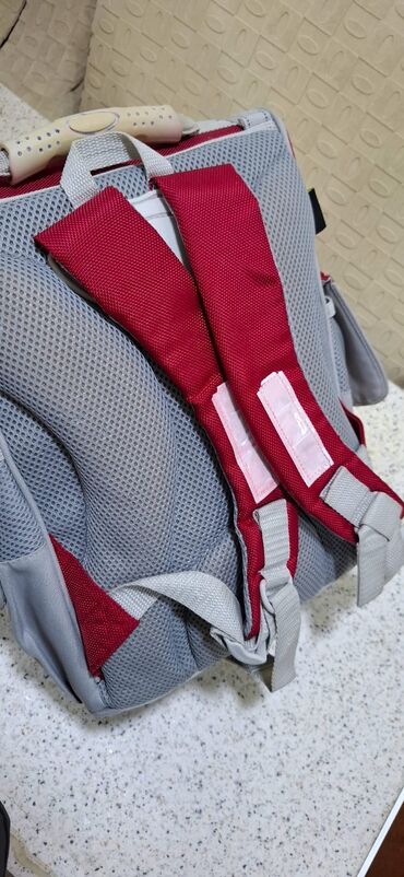 Məktəb çantaları: Fərqli ölçü və dizaynlarda uşaq çantaları dəsti. Çantalar müxtəlif — 17