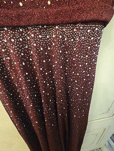 versage sep: Zərif axşam/gecə geyimi – bordo rəngdə, parıltılı daşlarla bəzədilmiş — 6