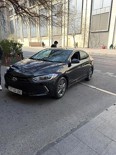 elantra qapı: Hyundai Elantra sedan – qara rəng, 4 qapı, AZ nömrə nişanı. Şəhər üçün — 2