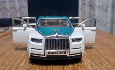 Igračke: Nov metalni model automobila Rols Rojs Fantom. Pale mu se prednja i — 1