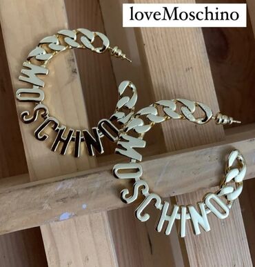 Свадебные платья и аксессуары: LoveMoschino markasına aid qızılı rəngdə qadın sırğaları. Bu dairəvi