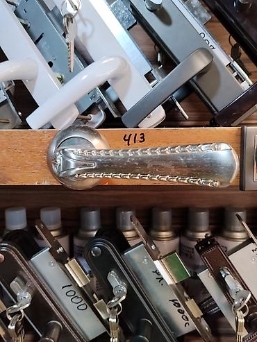 Ручка дверная на розетке, модель 413. - Тип: нажимная ручка для