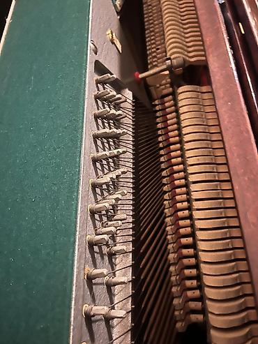 saz: Upright piano – klassik taxta korpus, parıltılı tünd-qəhvəyi finiş. - — 4