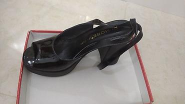 Basanoşka və səndəllər: Qadın platformalı sandal - Rəng: qara, laklı parlaq üstlük - Model — 4
