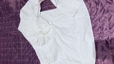 женские вышитые рубашки: Ağ rəngli qadın köynəyi/bluzu. - Dizayn: ön hissədə dairəvi forma