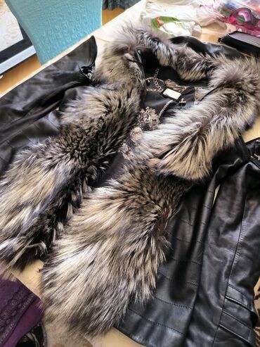 godekçe: Продам женскую кожаную куртку с чернобуркой, с капюшоном. Рукава