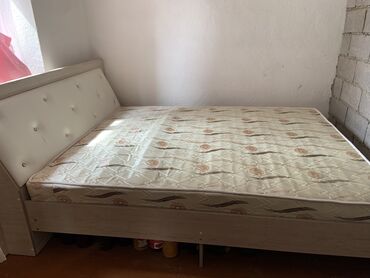 мебель спалний: Двуспальная кровать, Б/у, С матрасом, длина - 220 см