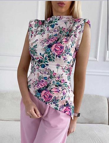 siroko: Ženska elegantna bluza bez rukava sa floralnim printom
1400 din — 7