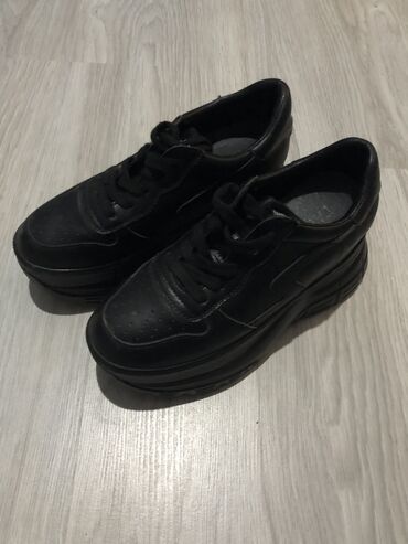 Кроссовки и спортивная обувь: Размер: 36, цвет - Черный, Б/у