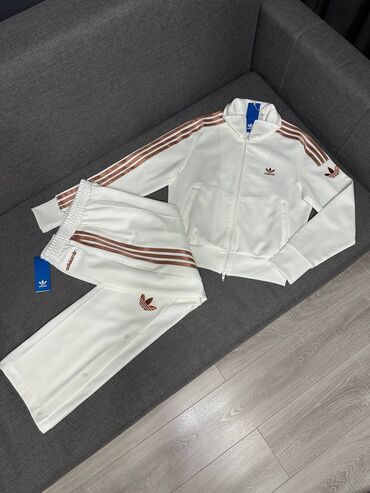 дешевые спортивные костюмы: Костюмы Adidas 
Оригинал 💯 🇺🇸
Размеры: M, L
Цена: 14 600 сом
Тел