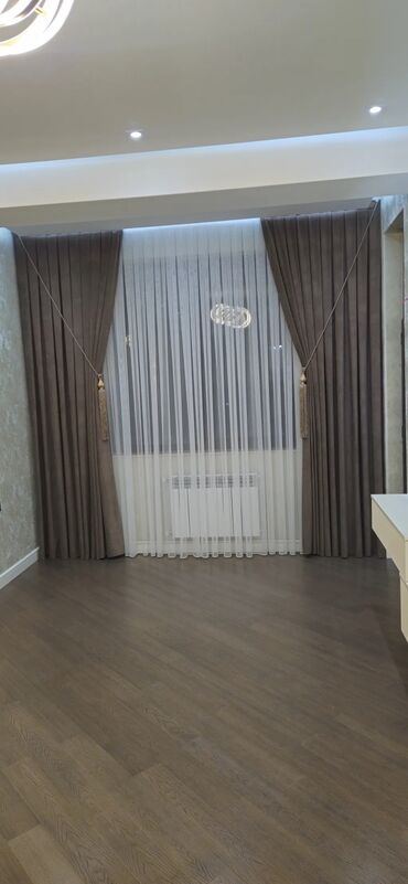 Pərdə və tüllər: Qalın, boz rəngli, zərli naxışlı pərdələr otağa zərif və dəbli bir — 17