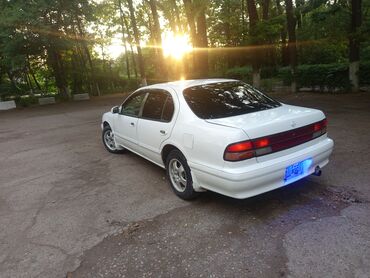 Nissan: Белый седан Nissan Cefiro с просторным салоном и надежным двигателем
