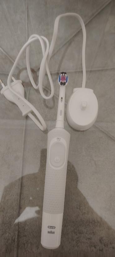 блендер 3 в 1: Oral-B Braun markalı elektrikli diş fırçası. Dəstə ağ rəngli, nöqtəli — 2