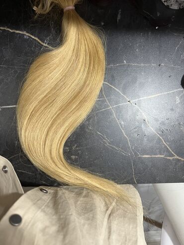 Другое: Продаю волос натуральный блонд 6000 сом длина 45 см 90 грамм могу и